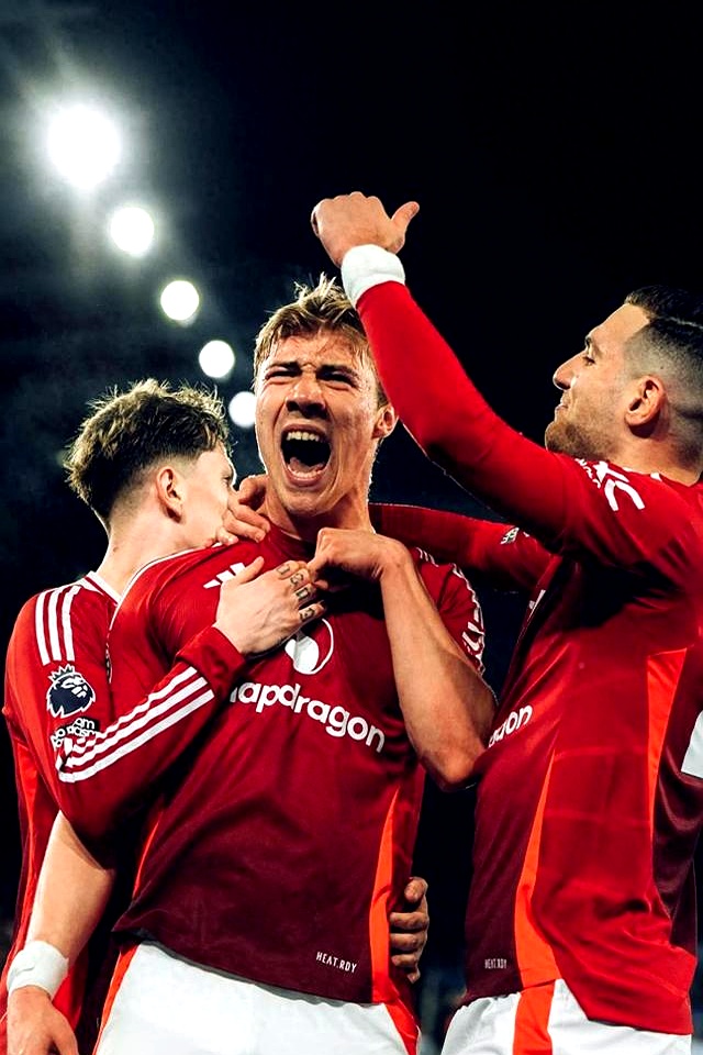 场面火爆!英超观众席沸腾不已 场面火爆!英超观众席沸腾不已