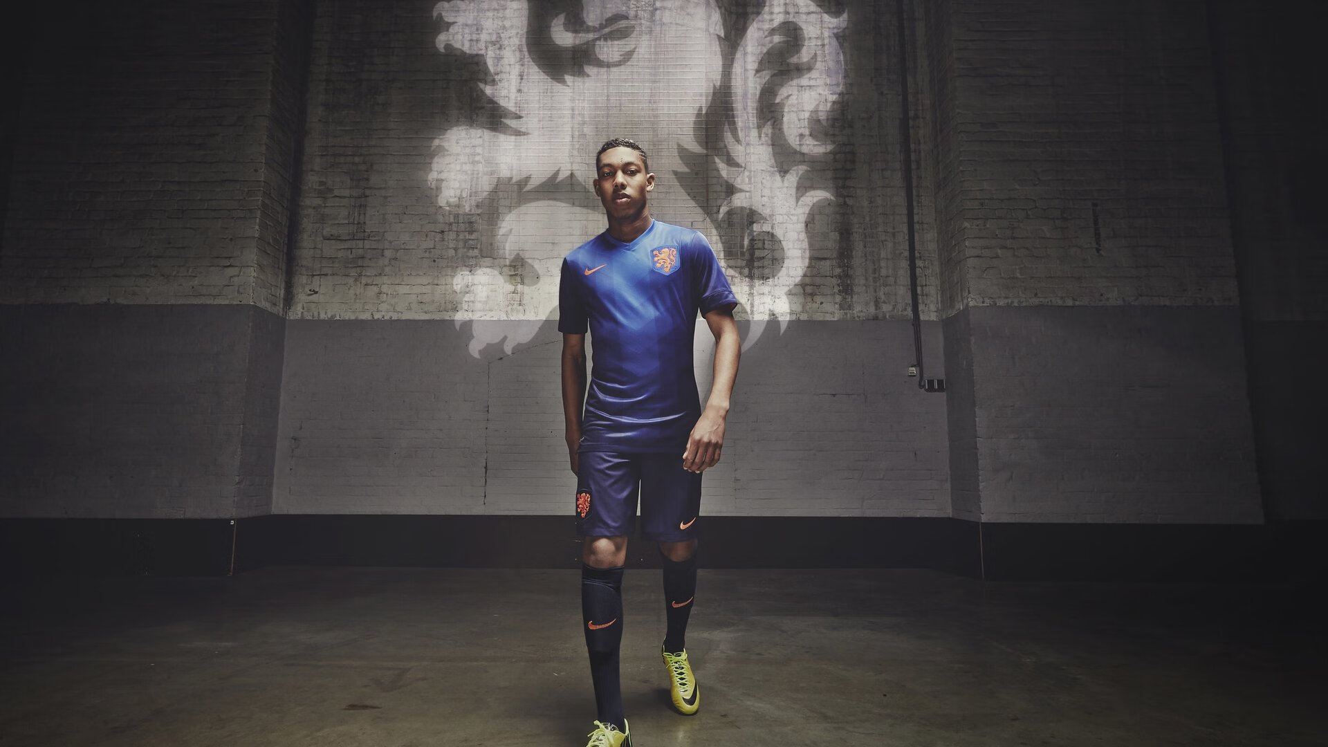 巨星的火光，冰川的冷焰—足球世界的两种主宰力量