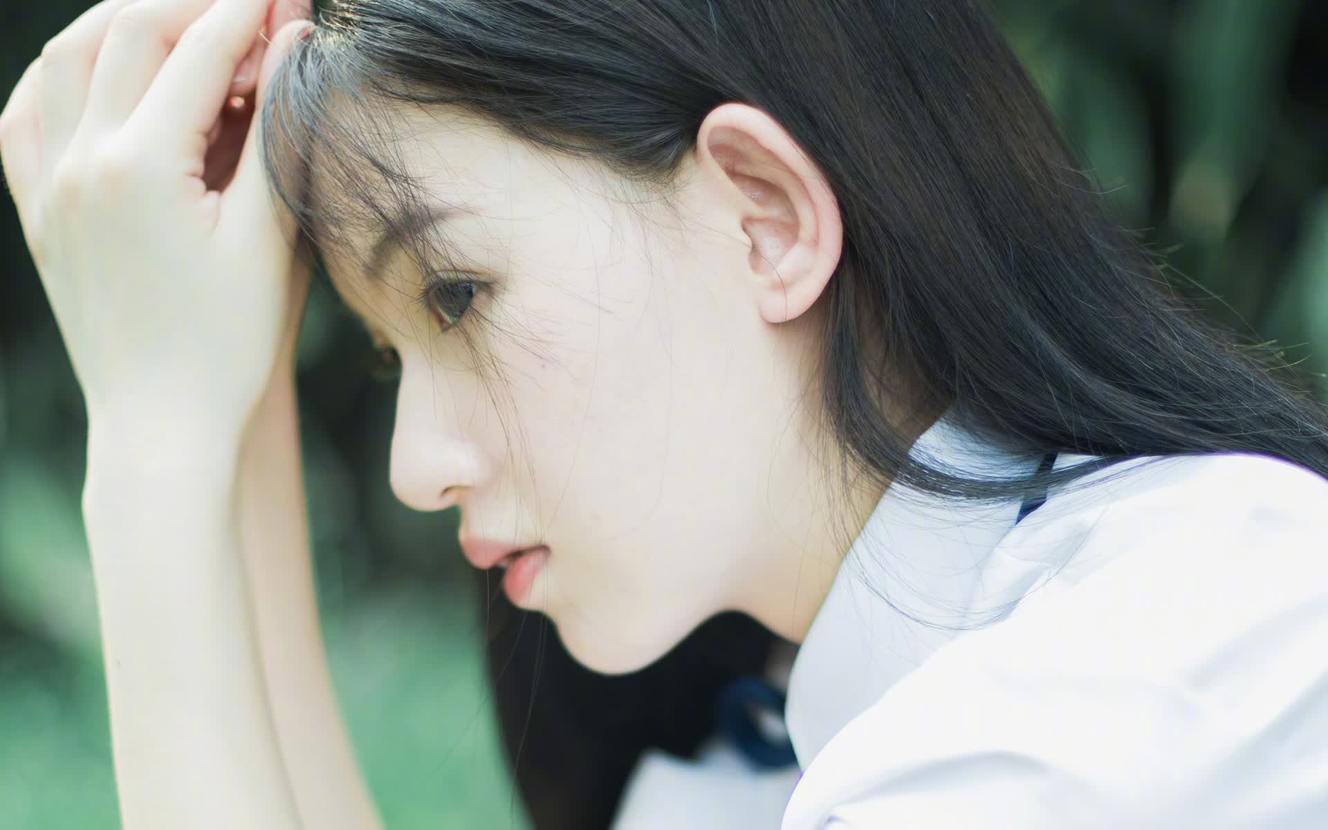 让我们先来扩展思维,构思一个能够完美融合这些矛盾并制造故事悬念的文章标题